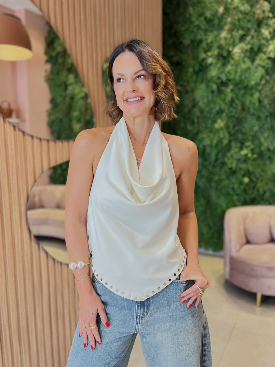 Blusa Frente Única com Detalhe Aplicação Metalizada, Branca