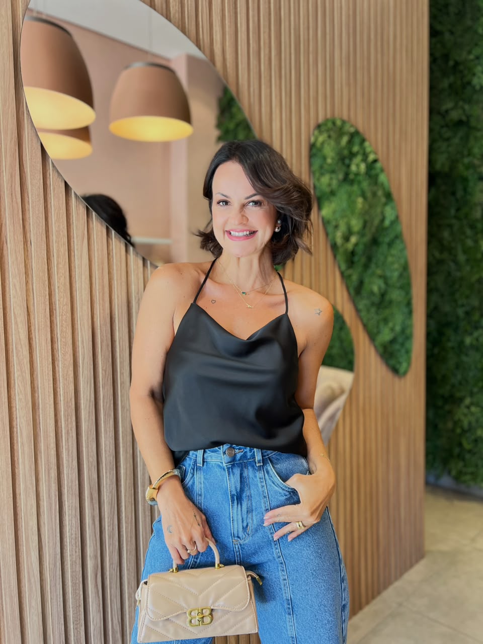 Blusa em Cetim com Detalhe nas Costas, Preta