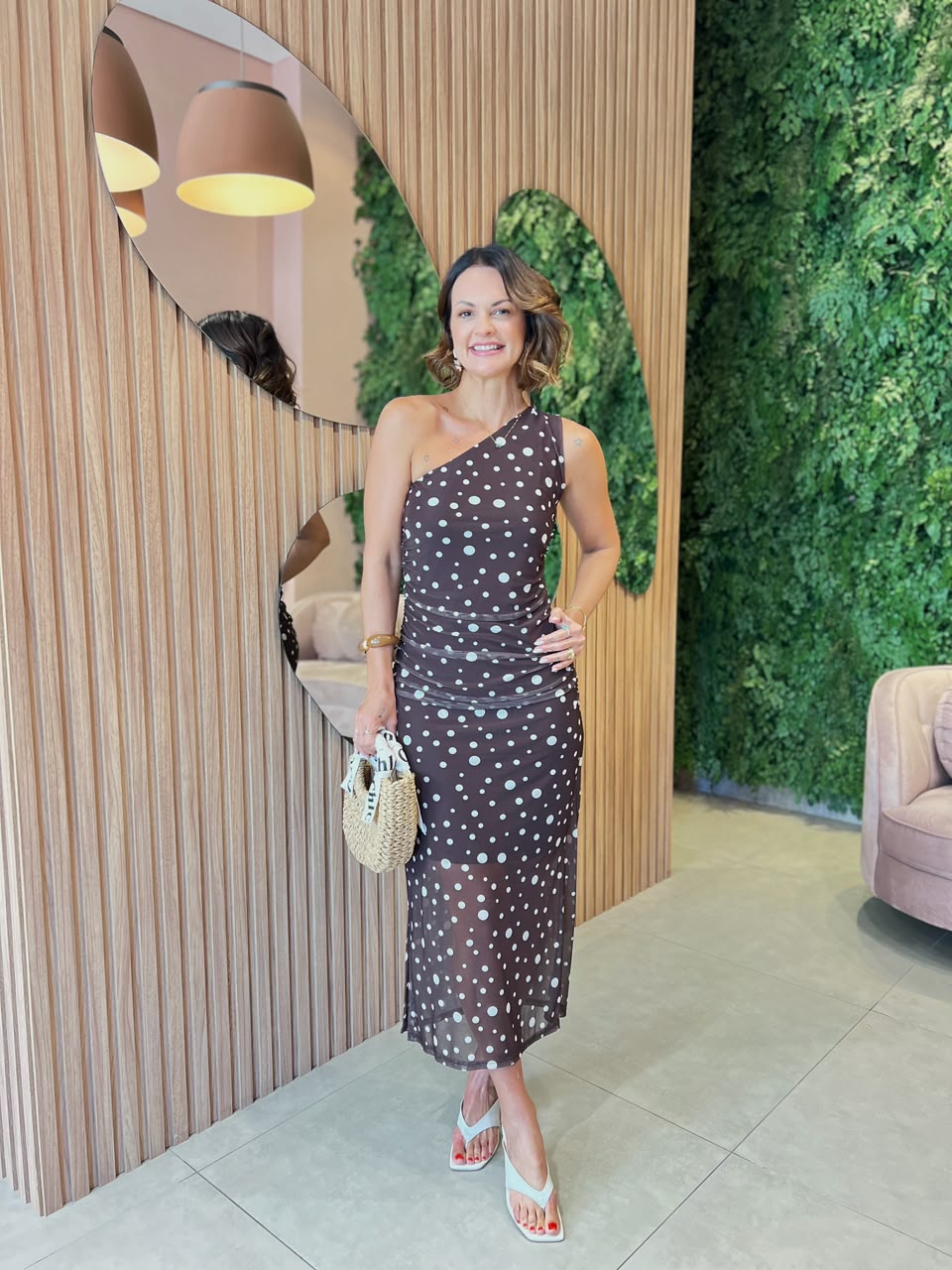 Vestido em Tule Ombro Só Marrom com Poa