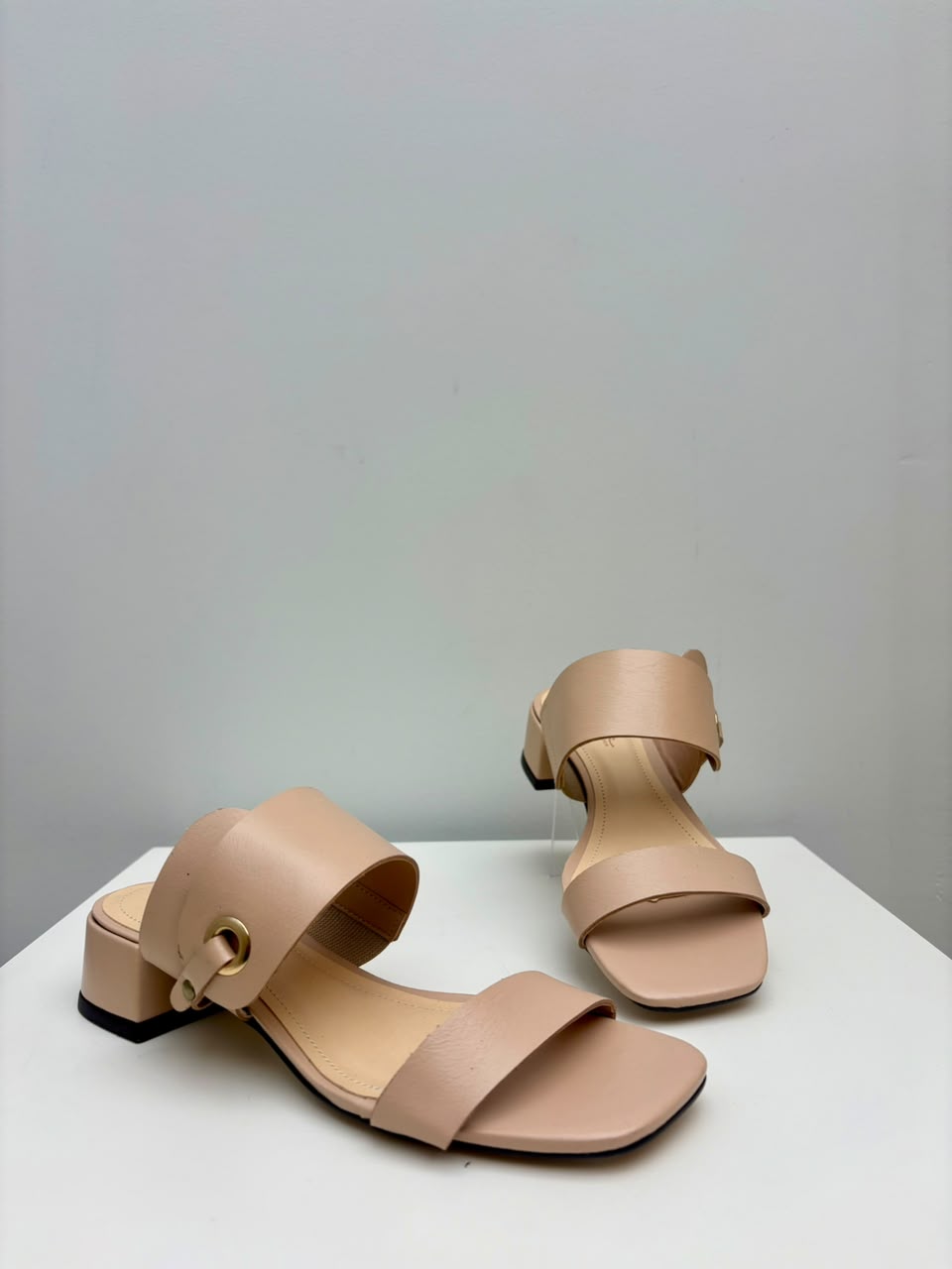 Tamanco Silvia, Nude