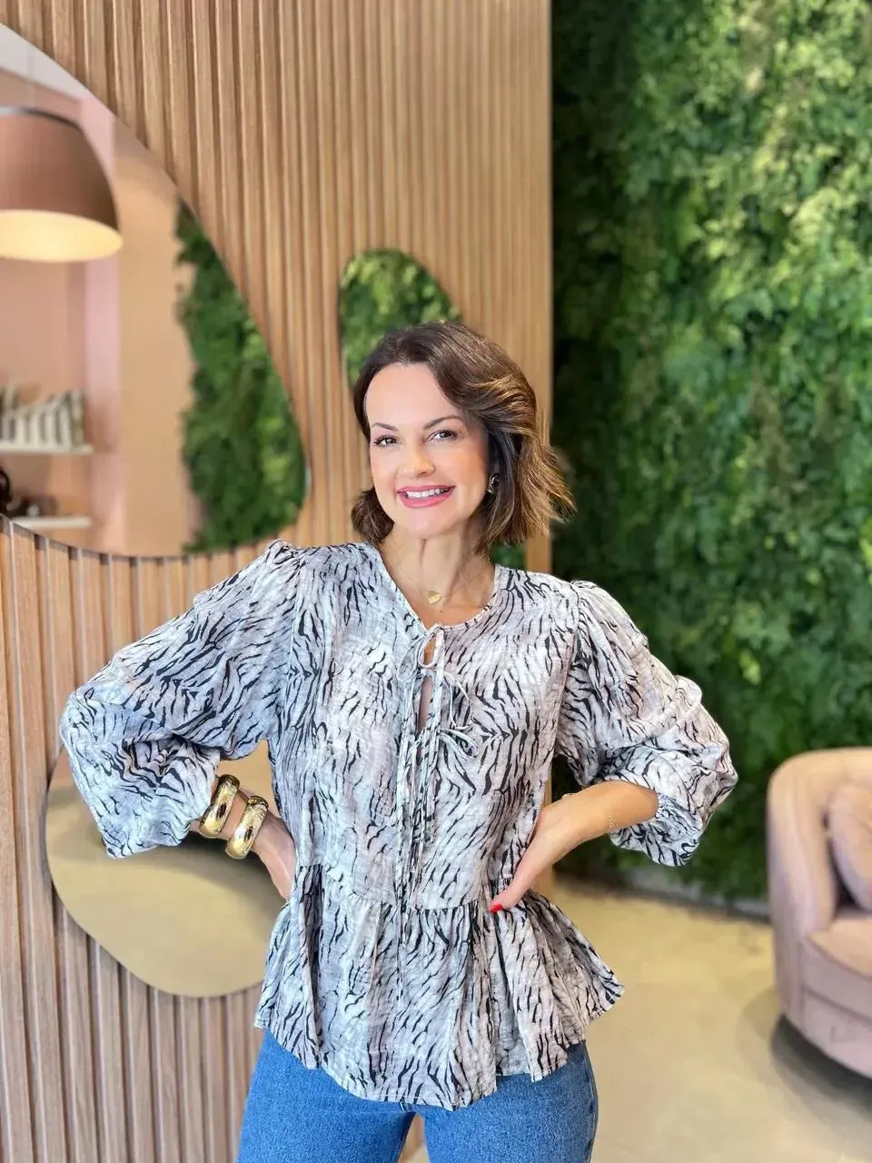 Bata Estampada em Viscose, Fundo Cinza