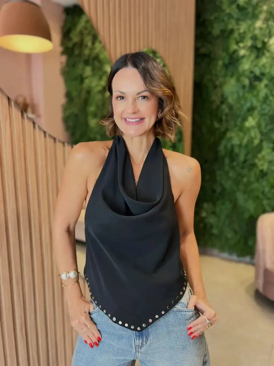 Blusa Frente Única com Detalhe Aplicação Metalizada, Preta