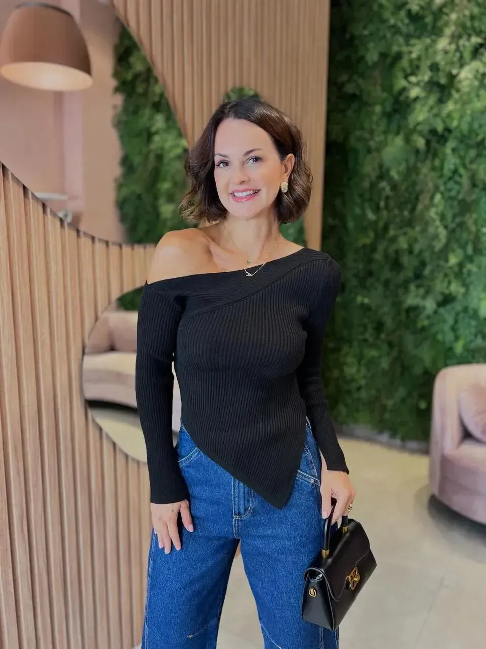 Blusa Ombro Vazado em Tricô, Preta