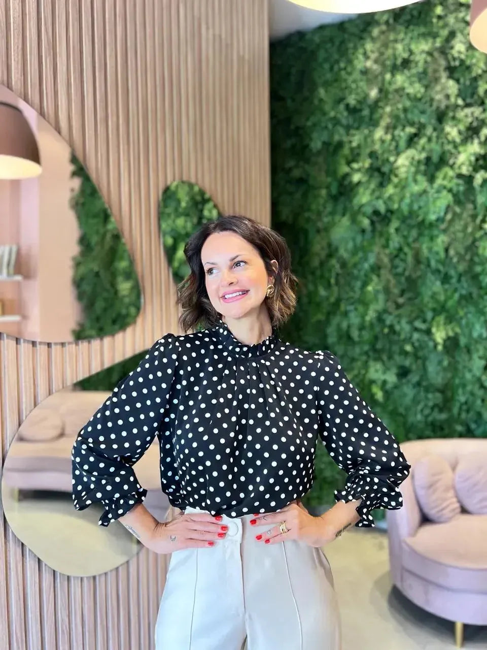 Blusa Poa com Gola em Crepe, Preta