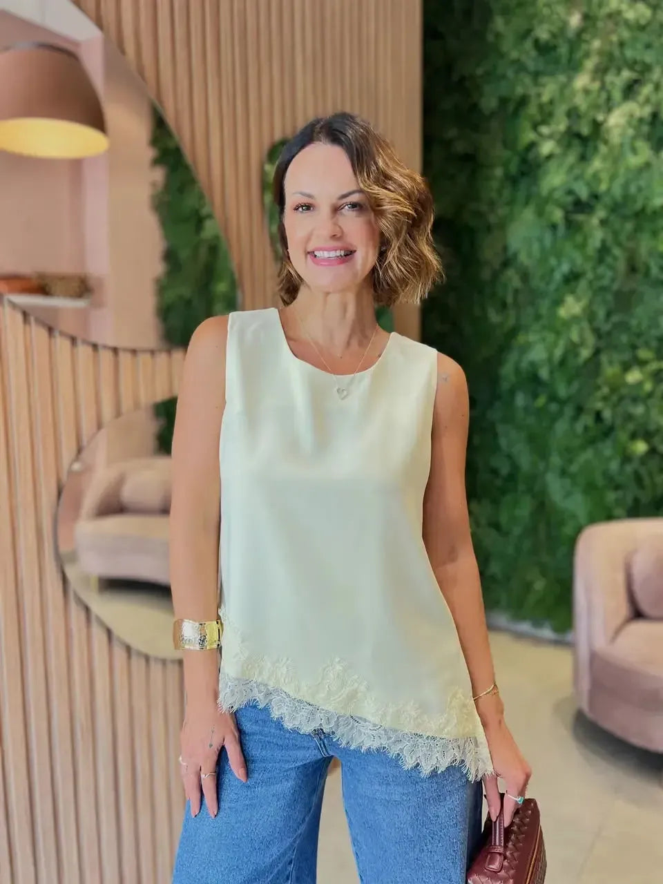 Blusa Regata Assimétrica em Crepe com Detalhe em Renda, Amarela