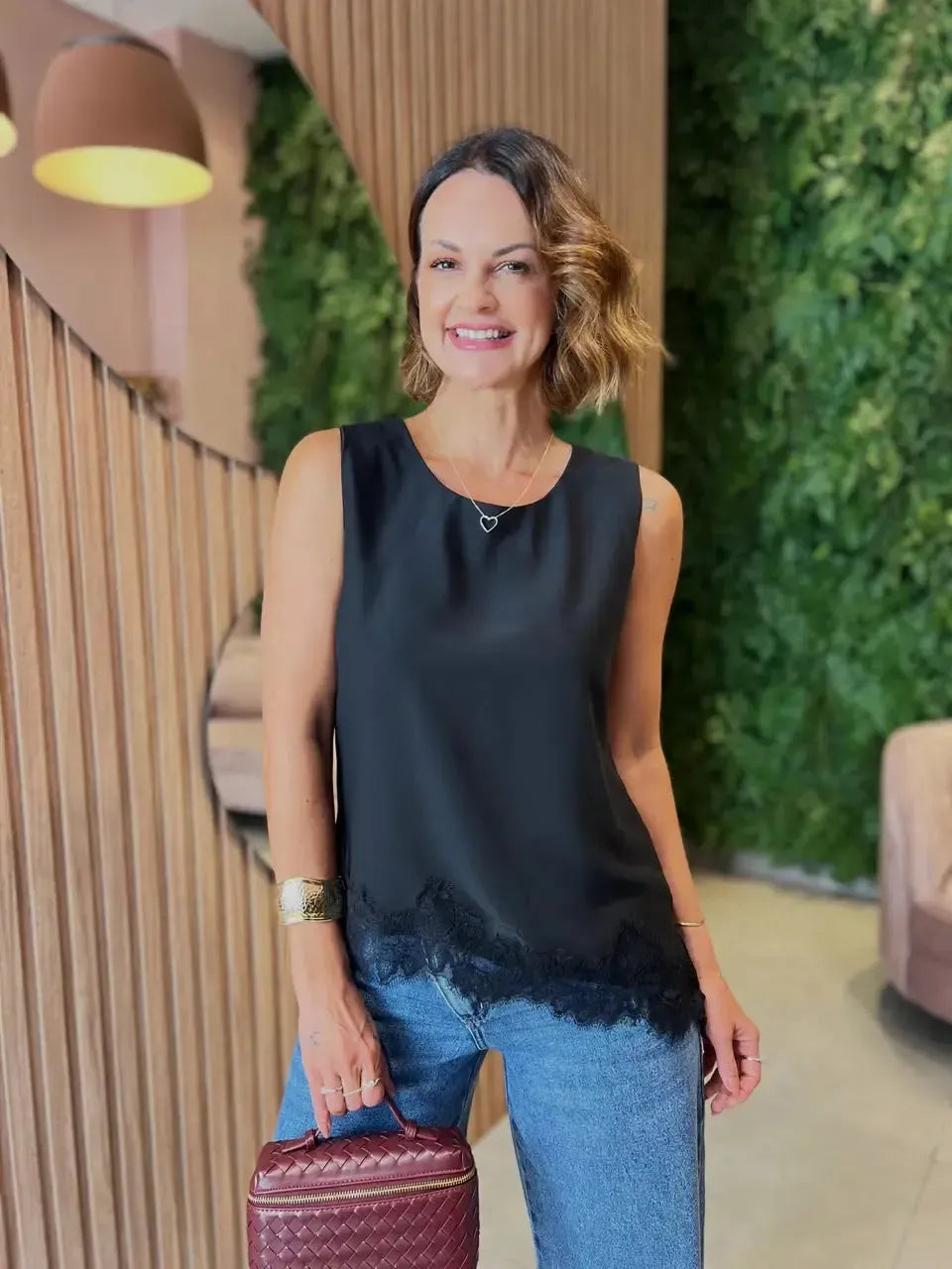 Blusa Regata Assimétrica em Crepe com Detalhe em Renda, Preta