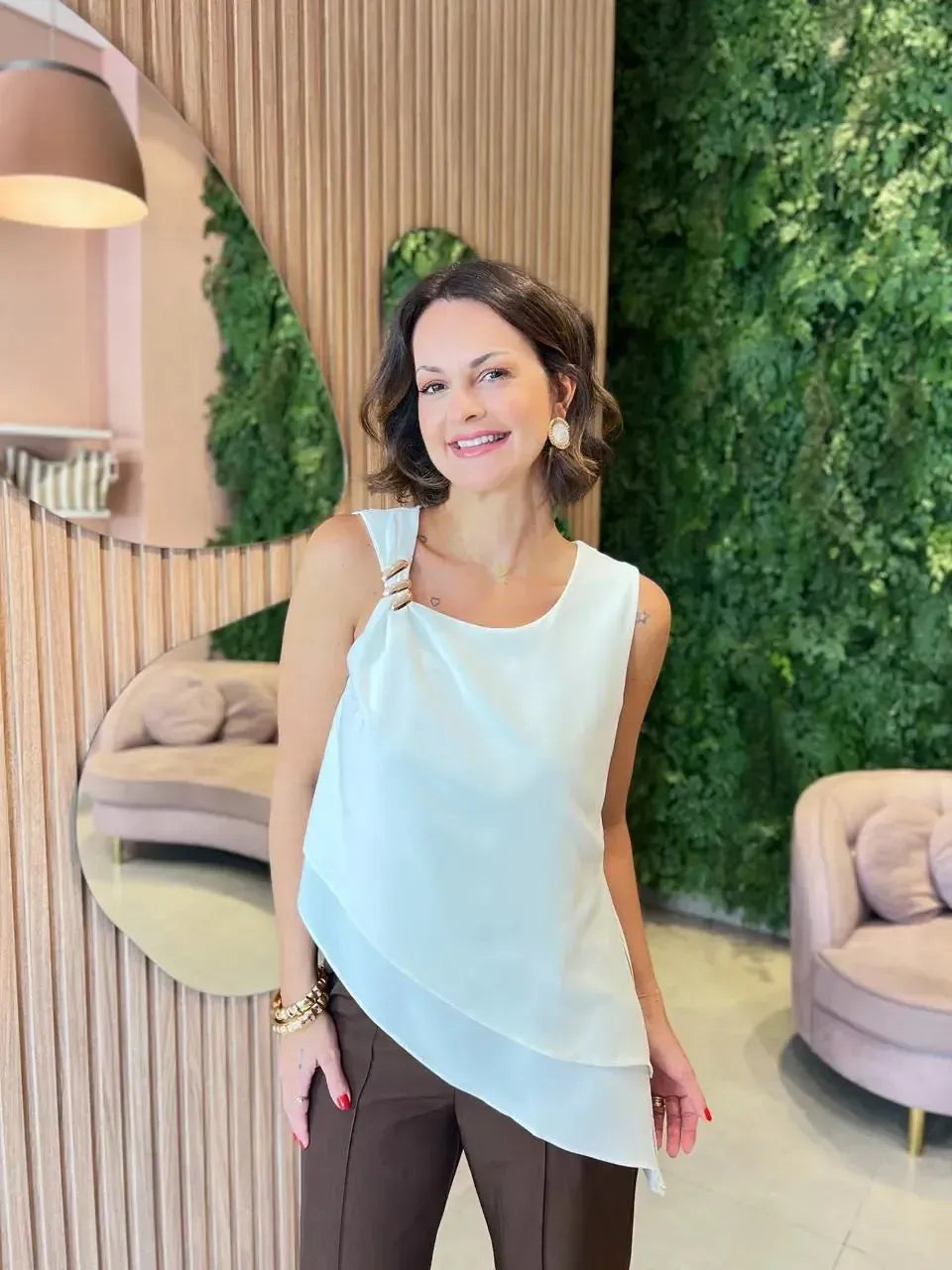 Blusa em Crepe Assimétrica com Detalhe, Off White