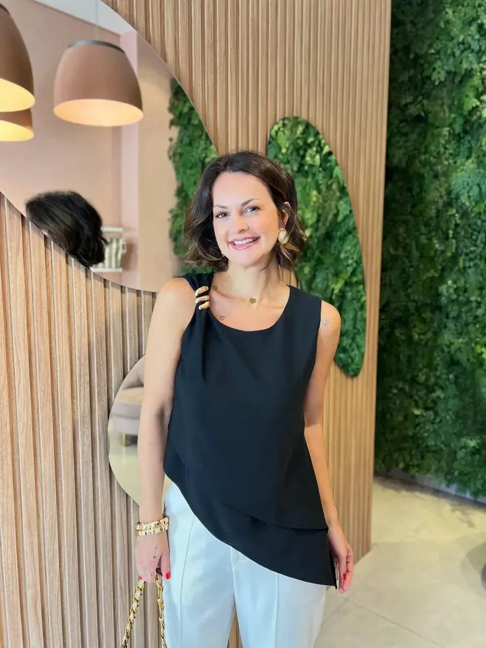 Blusa em Crepe Assimétrica com Detalhe, Preta