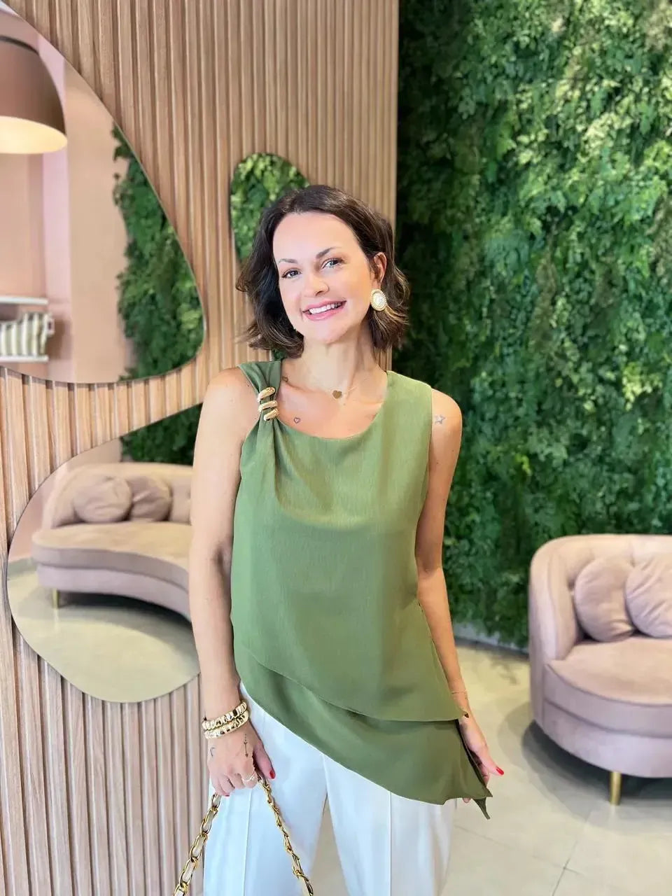 Blusa em Crepe Assimétrica com Detalhe, Verde