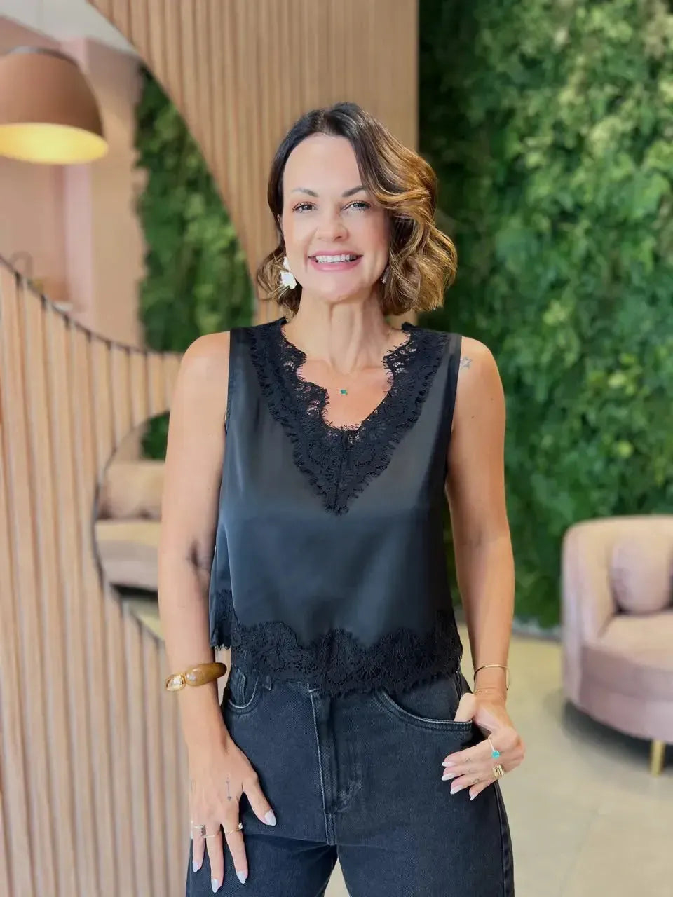 Blusa em Crepe com Detalhe Renda, Preta