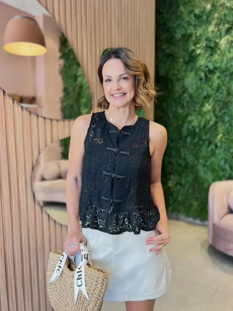 Blusa em Renda Peplum, Preta