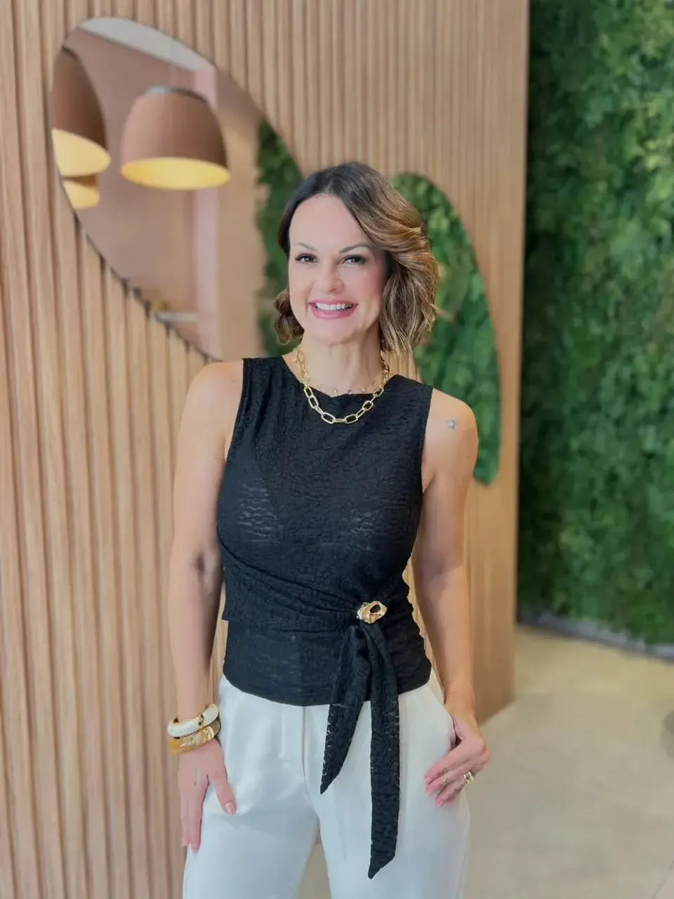 Blusa em Tule com Renda e Broche, Preta