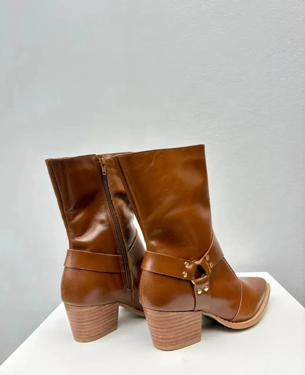 Bota Alice, Caramelo