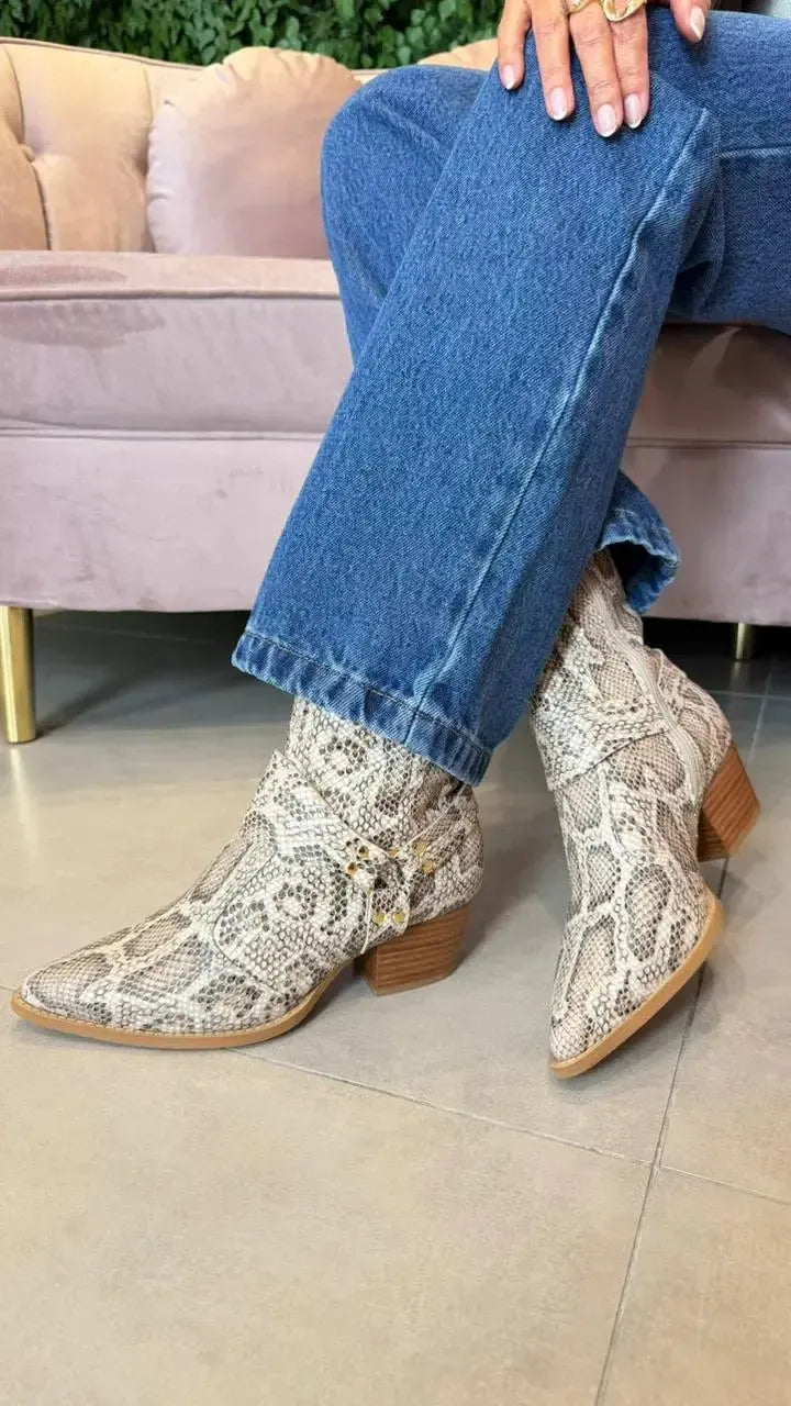 Bota Alice, Piton