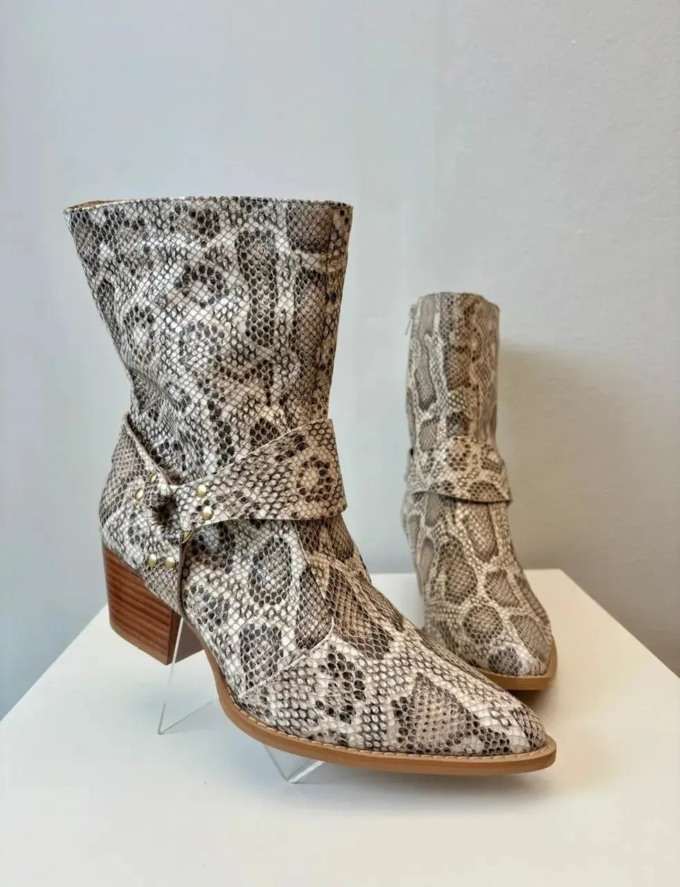 Bota Alice, Piton