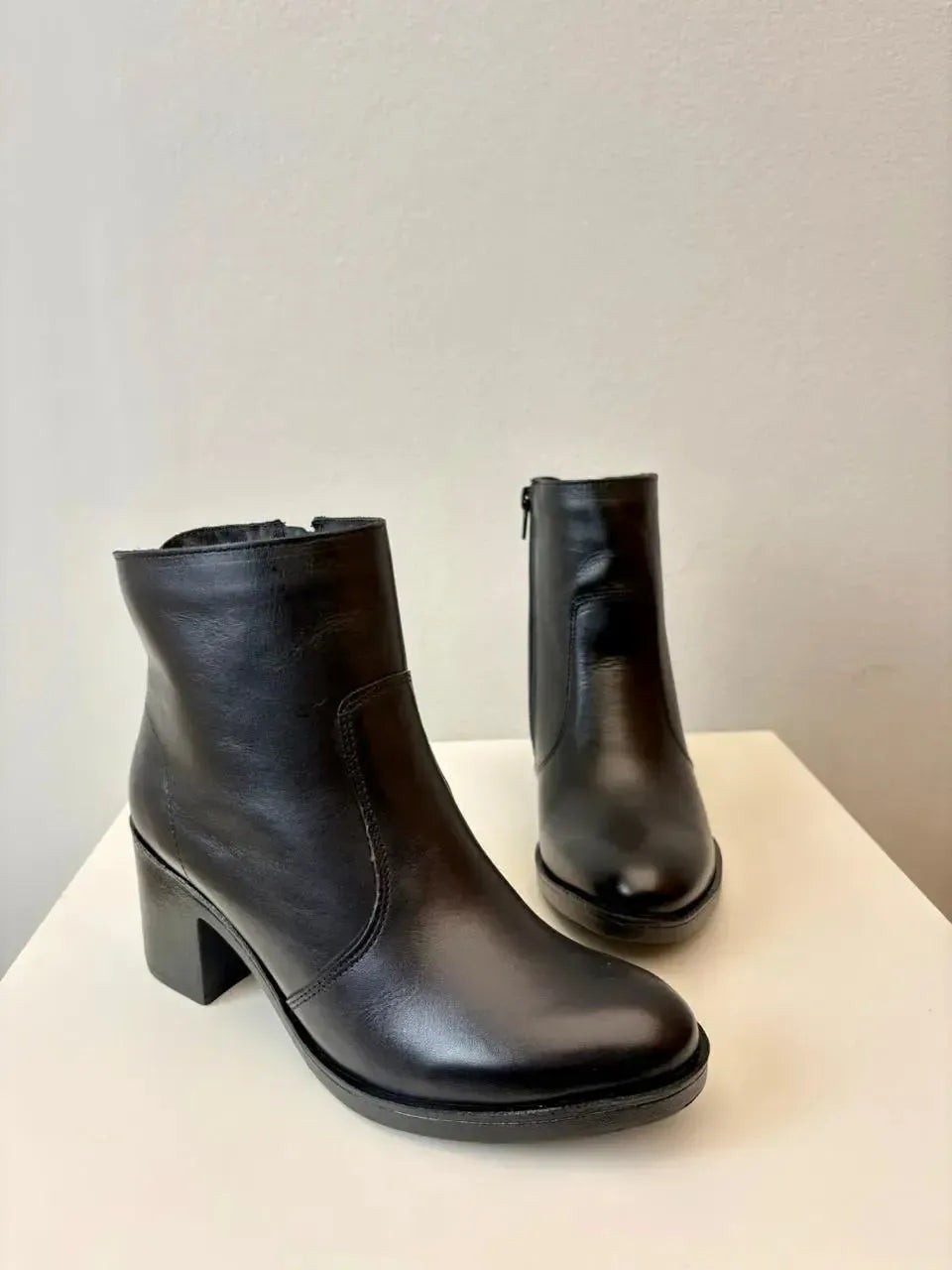 Bota Paula, Preta