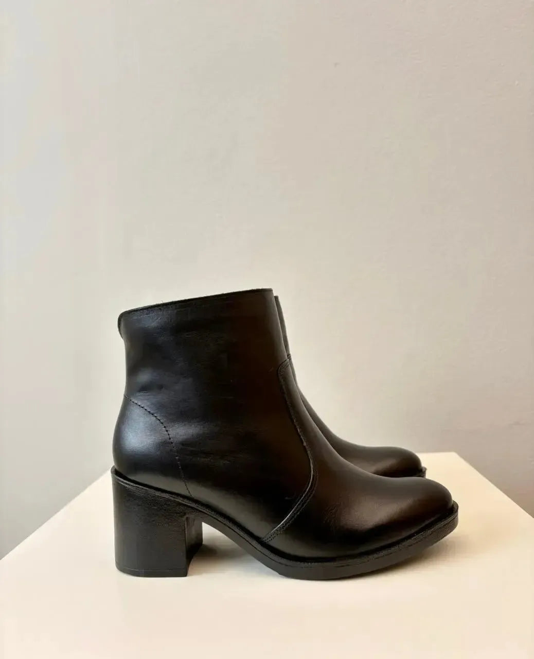Bota Paula, Preta