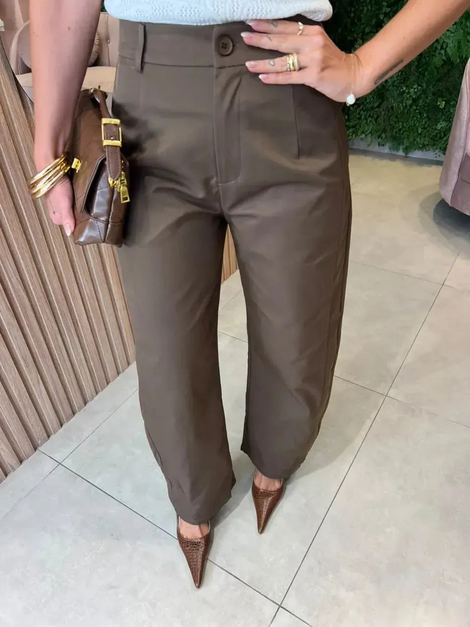 Calça Barrel Tecido Sarjado com Elastano, Marrom