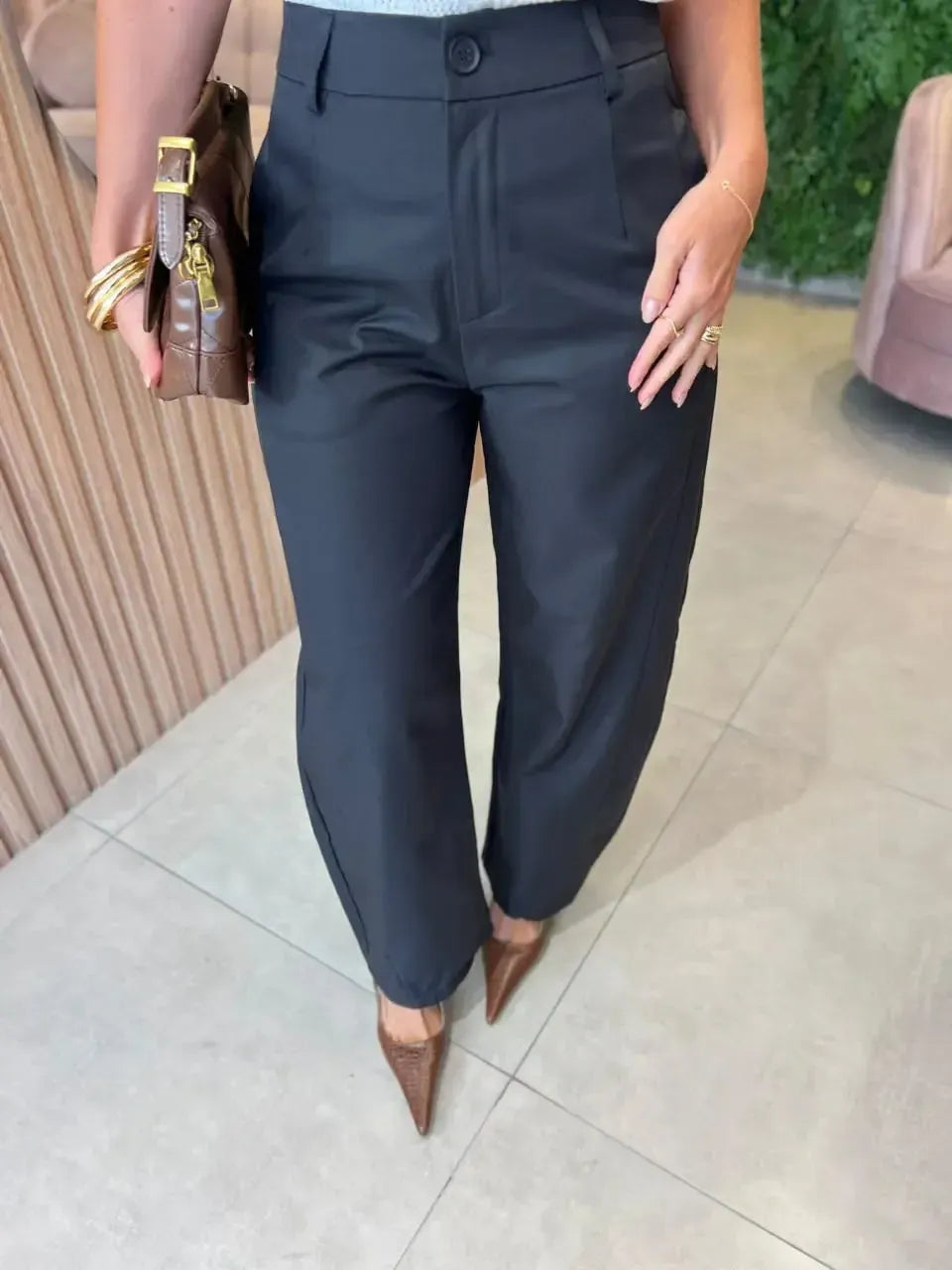 Calça Barrel Tecido Sarjado com Elastano, Preta