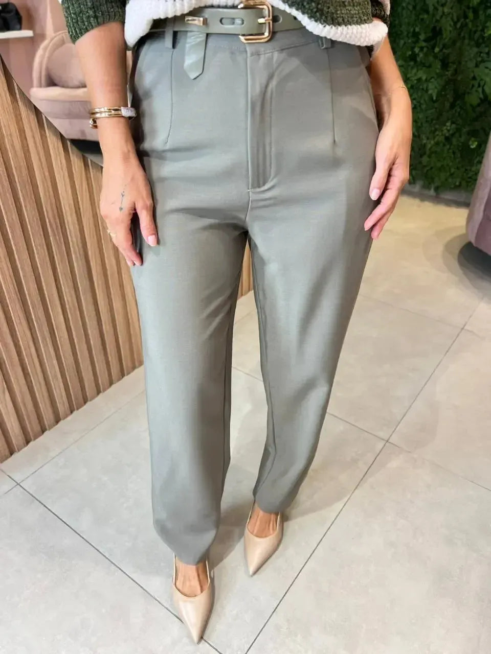 Calça em Alfaiataria com Cinto, Verde Militar Clara