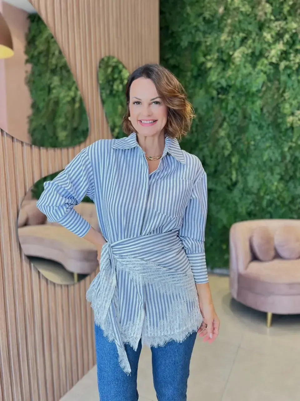Camisa Listrada Azul Escuro Jeans com Lenço