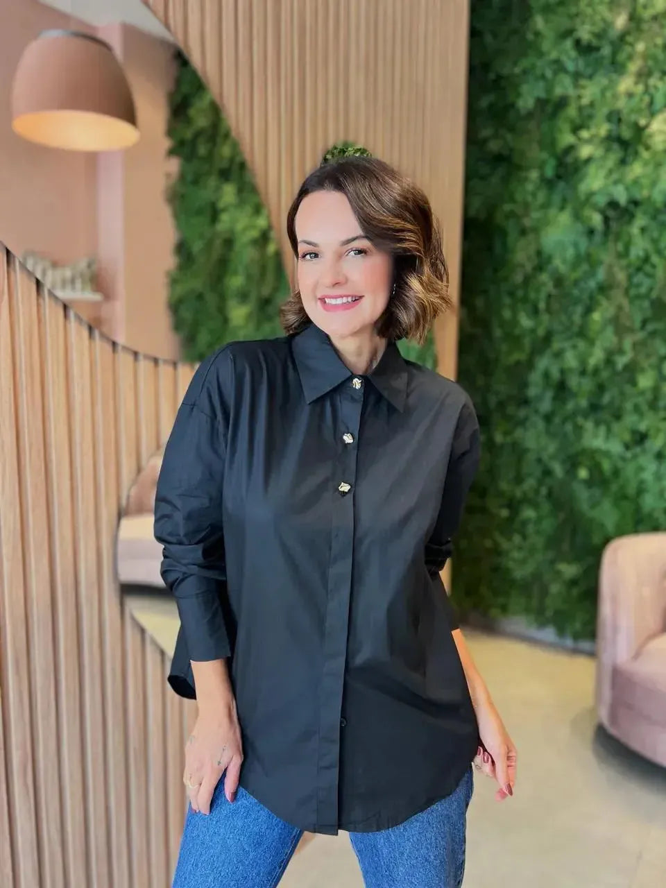 Camisa com Detalhe Botão Dourado, Preta
