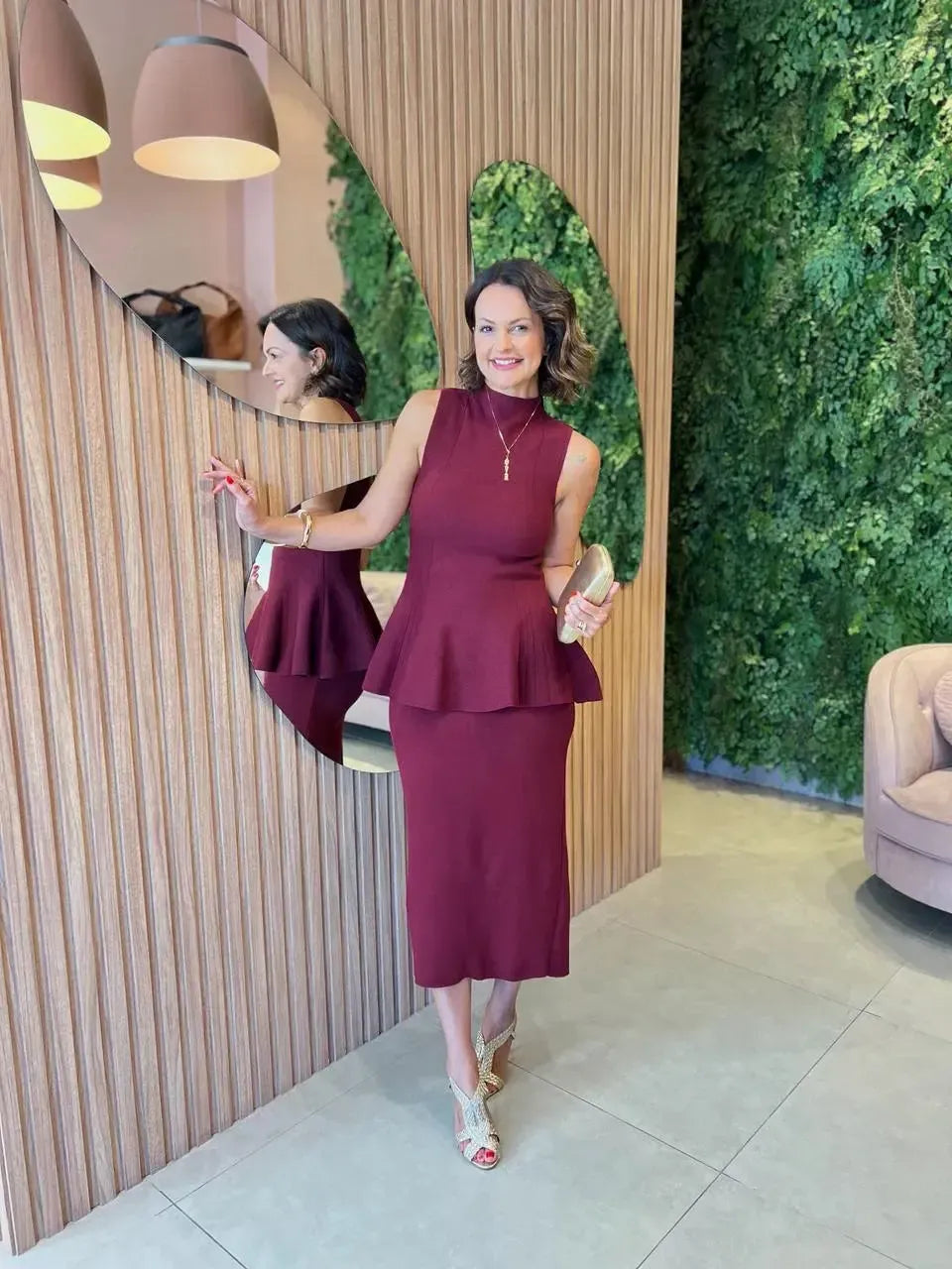 Conjunto Saia Midi + Blusa Peplum Gola Alta em Tricô, Marsala