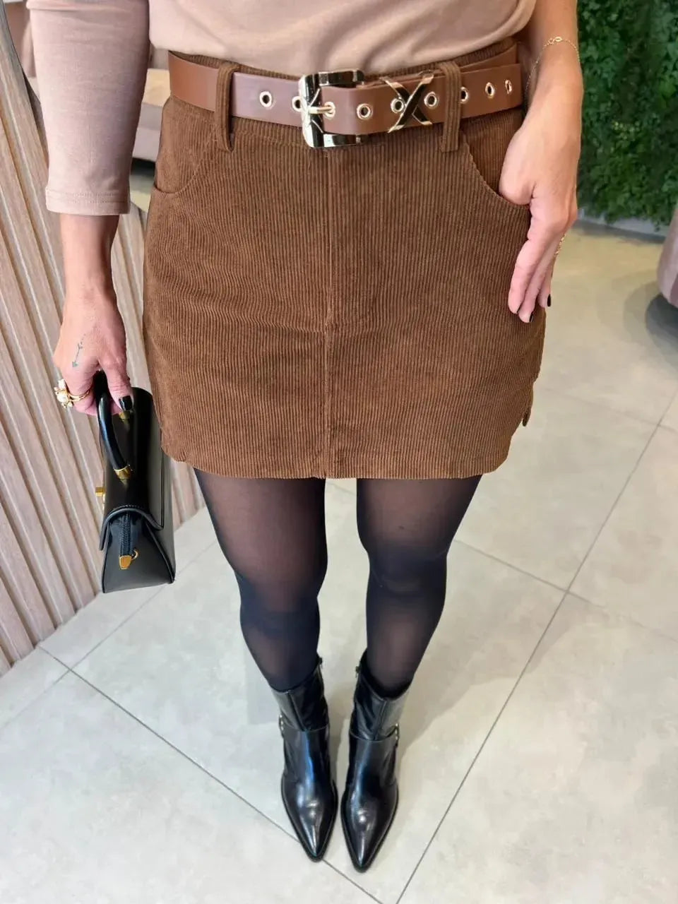Saia Shorts em Veludo Cotele com Cinto, Marrom