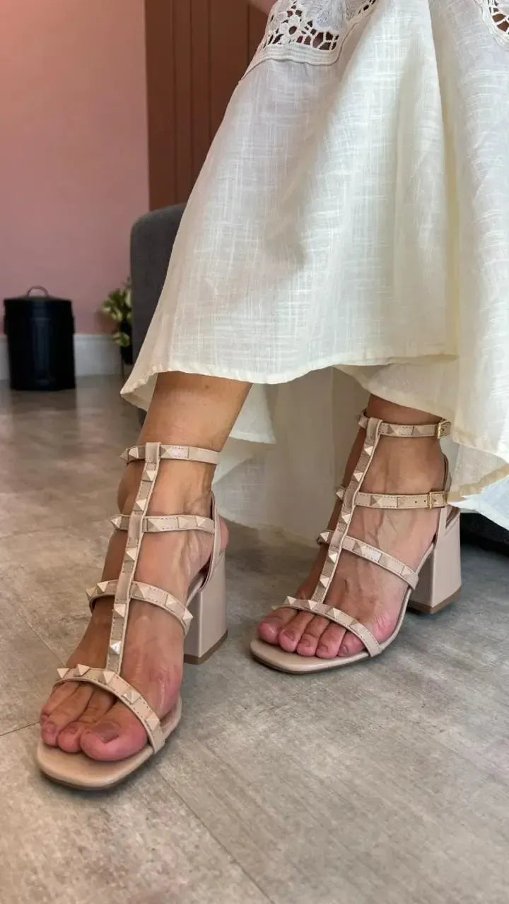 Sandália Soraya, Nude