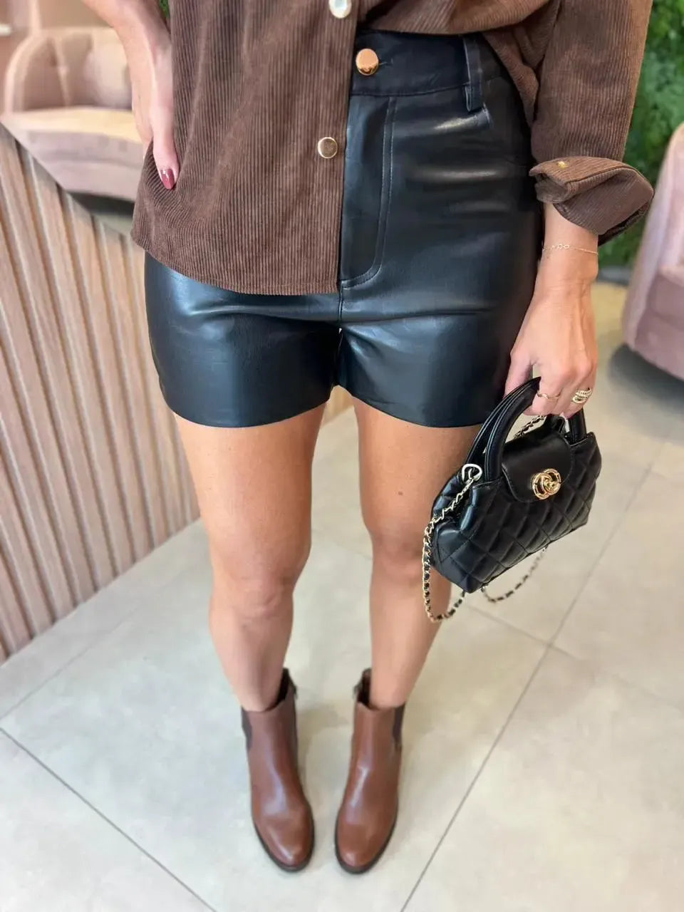 Shorts em Couro eco com Aplicações, Preto