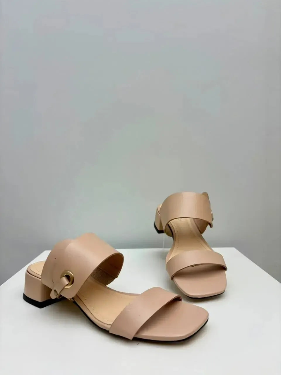 Tamanco Silvia, Nude