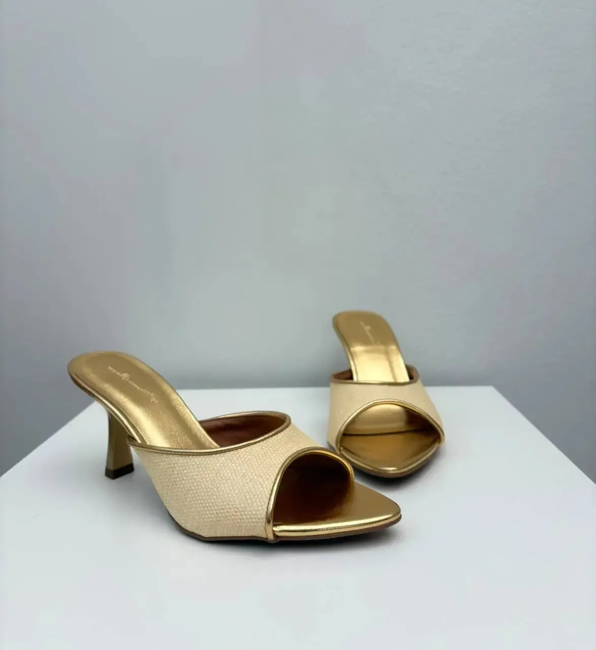 Tamanco Vivian, Dourado