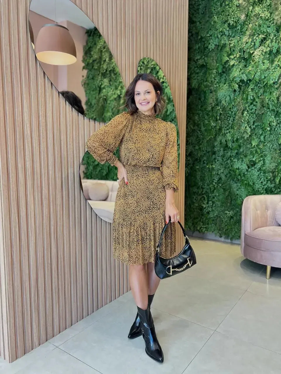 Vestido Curto com Gola Alta em Tule, Animal Print