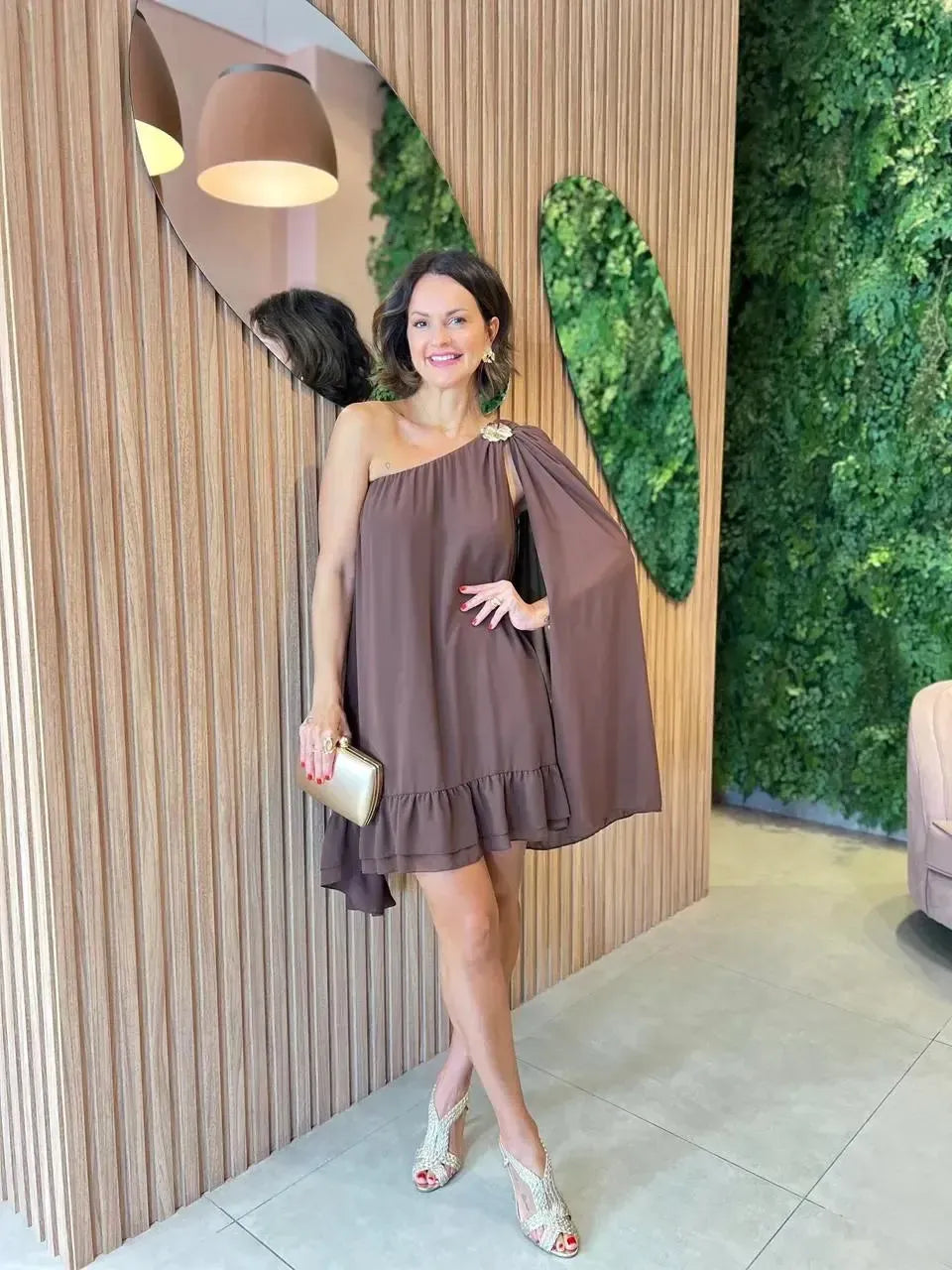 Vestido Curto em Chiffon Ombro Só, Marrom