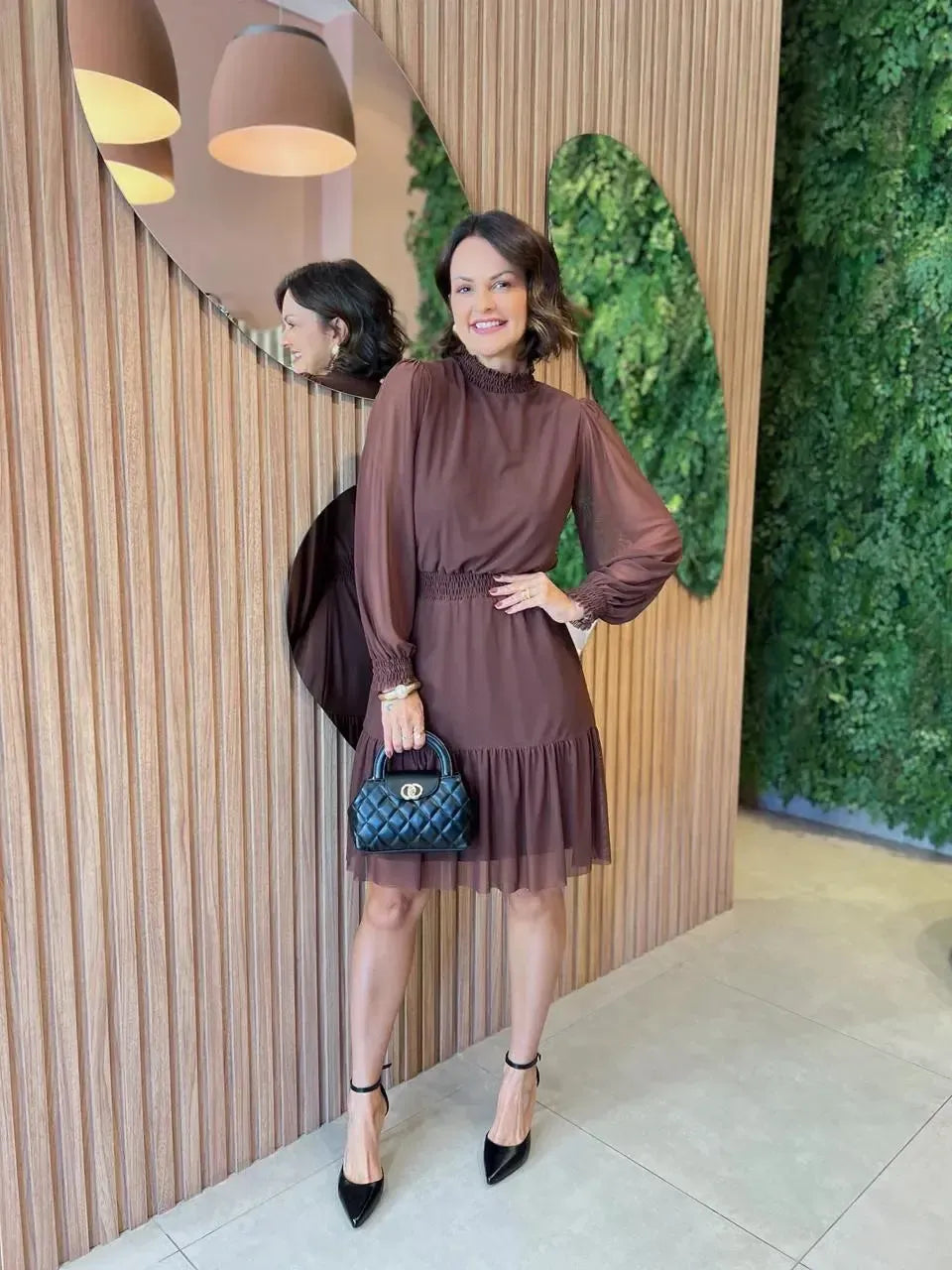 Vestido Curto em Tule Gola Alta, Marrom