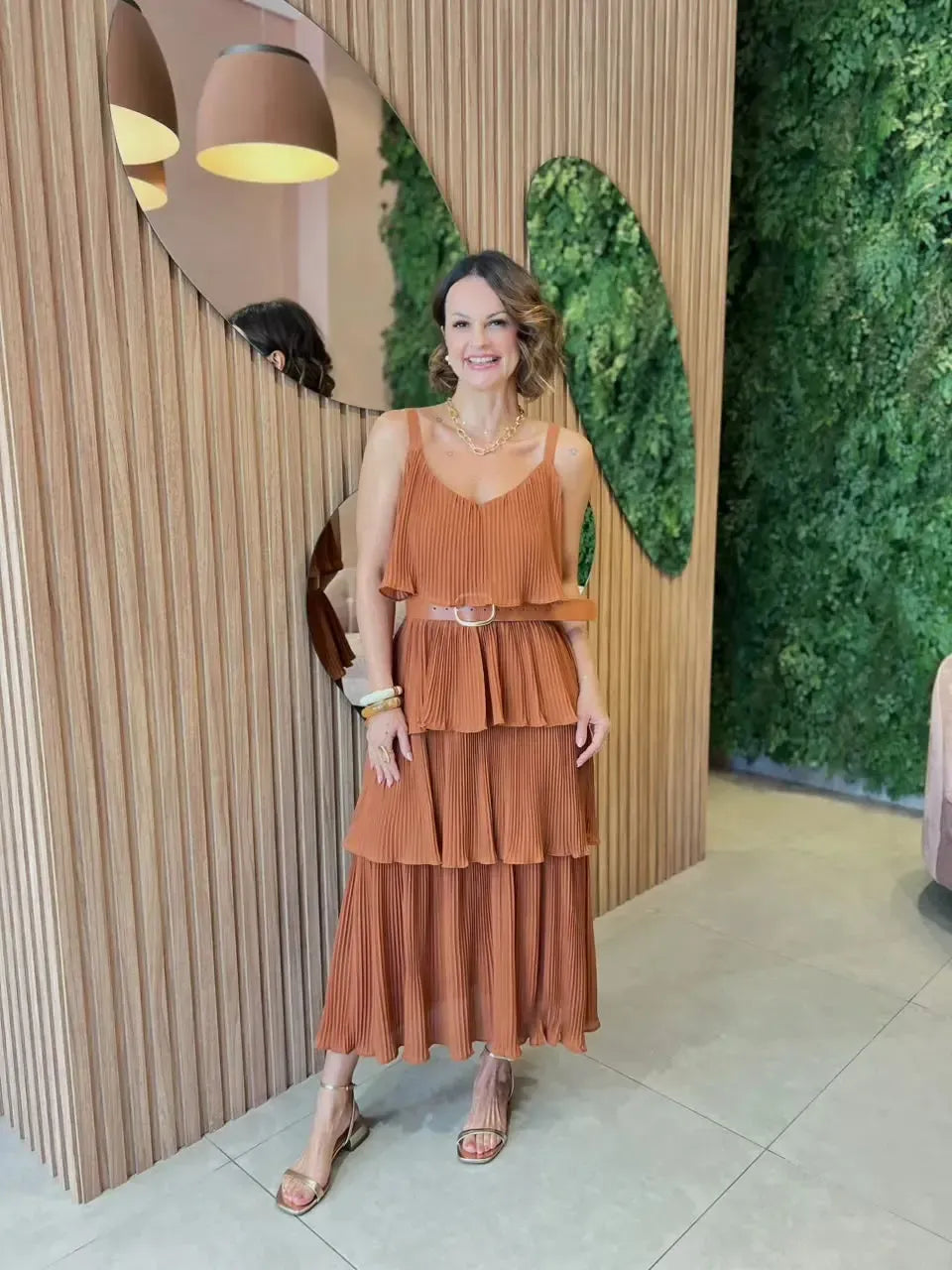 Vestido em Crepe Plissado com Cinto, Terracota