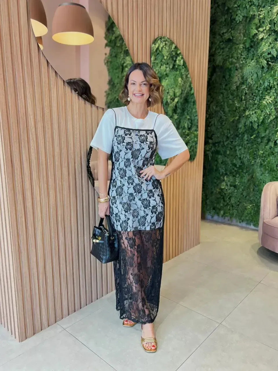 Vestido em Renda Preta + Máxi Tshirt Branca
