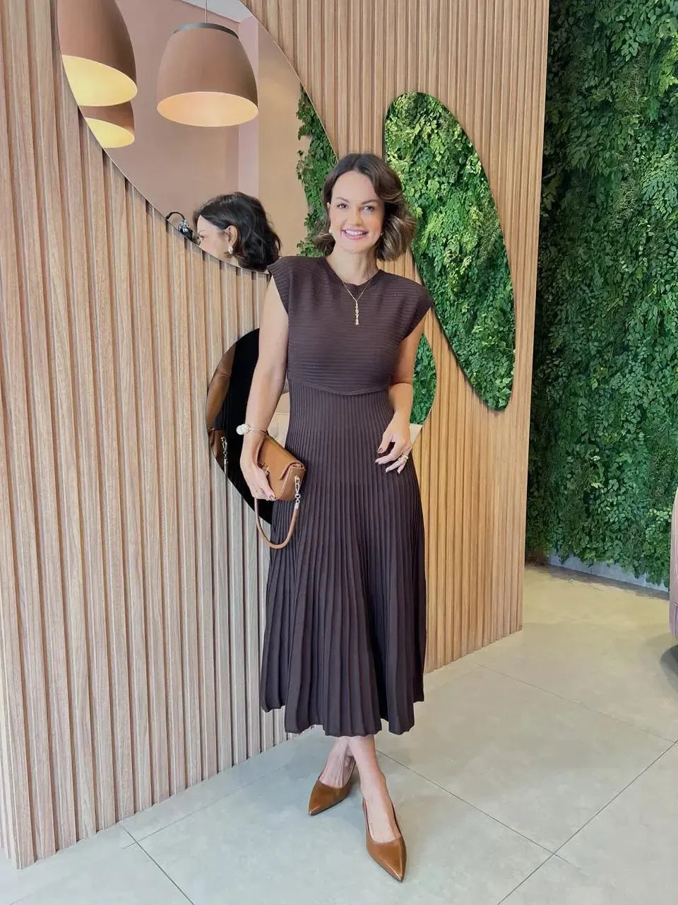 Vestido em Tricot Midi Plissado na Barra, Marrom