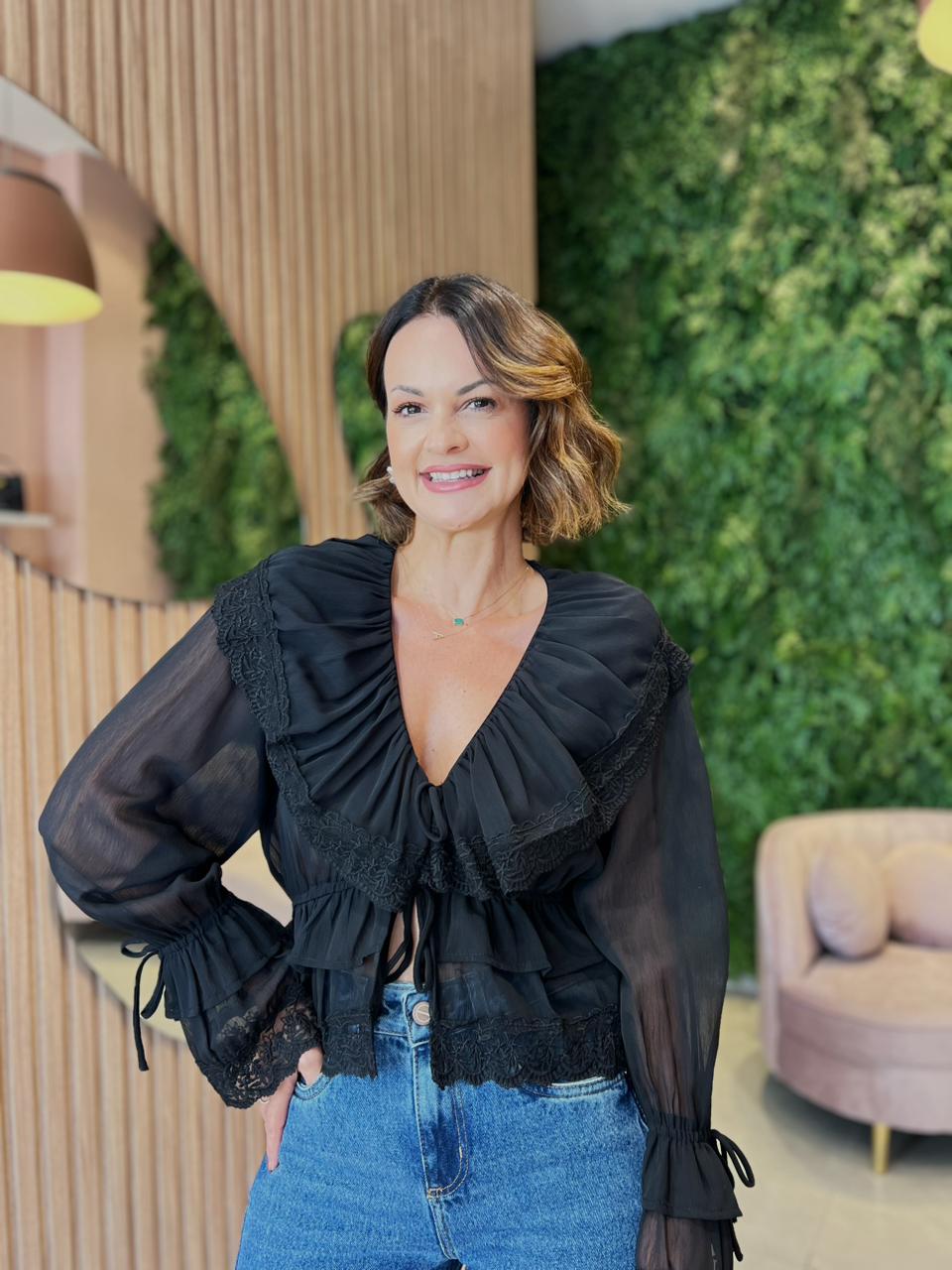 Blusa em Chiffon com Babados e Renda, Preta