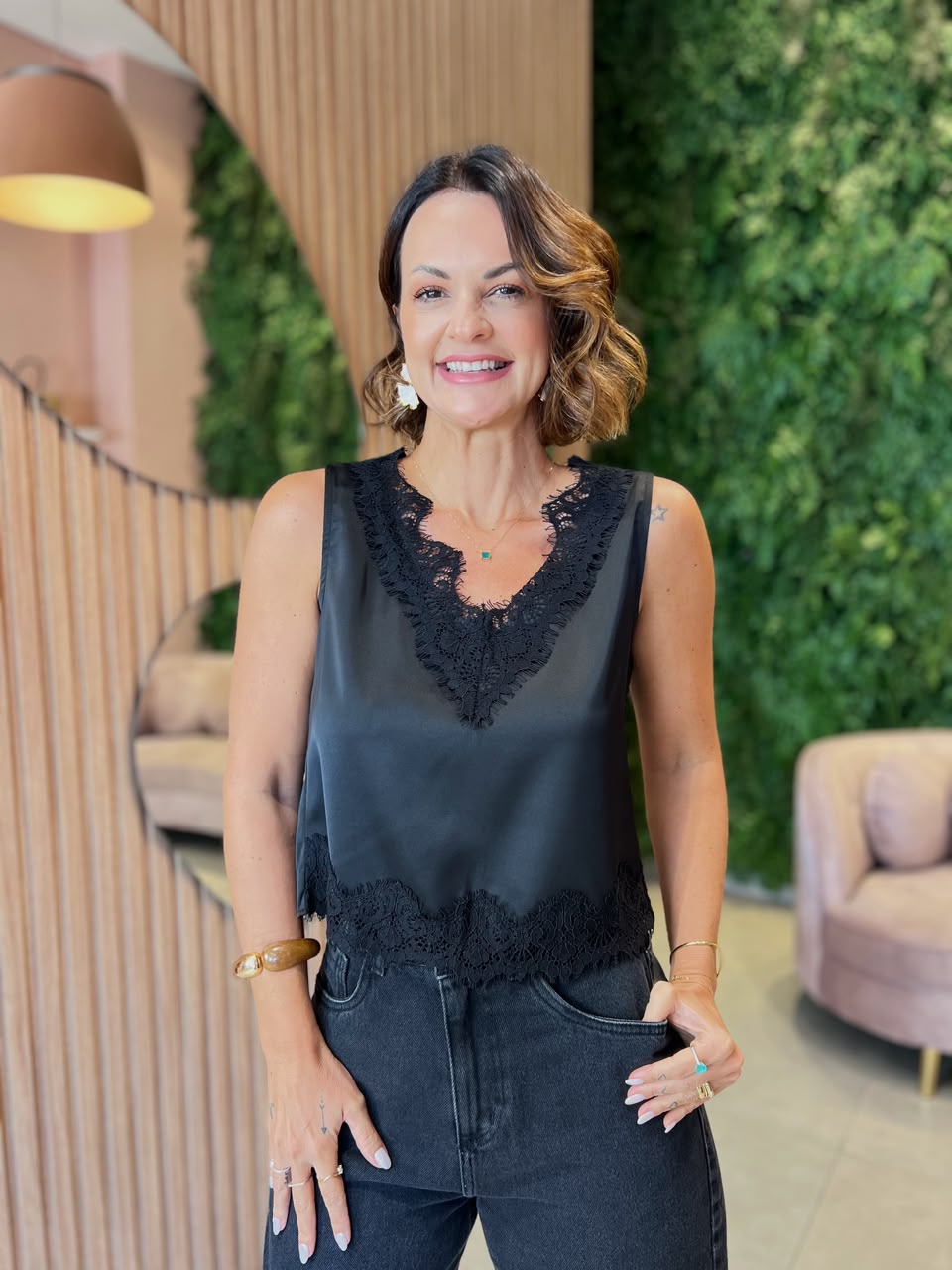 Blusa em Crepe com Detalhe Renda, Preta