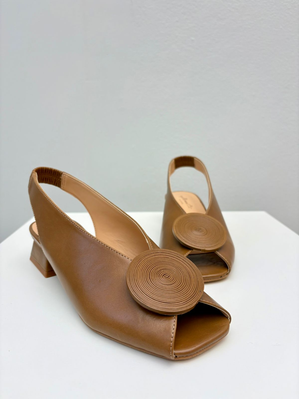 Peep Toe Slingback Cláudia Caramelo